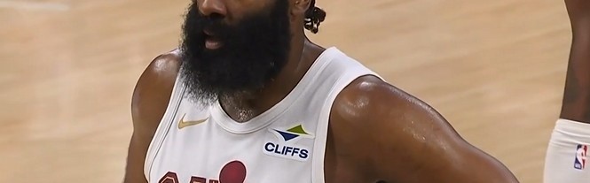 体育竞猜-着了你的道！八村塁防守时手臂高举 哈登瞅准时机挂到造三分犯规