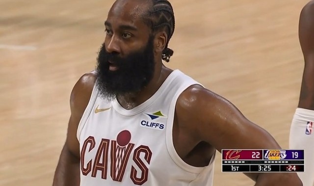 体育竞猜-着了你的道！八村塁防守时手臂高举 哈登瞅准时机挂到造三分犯规